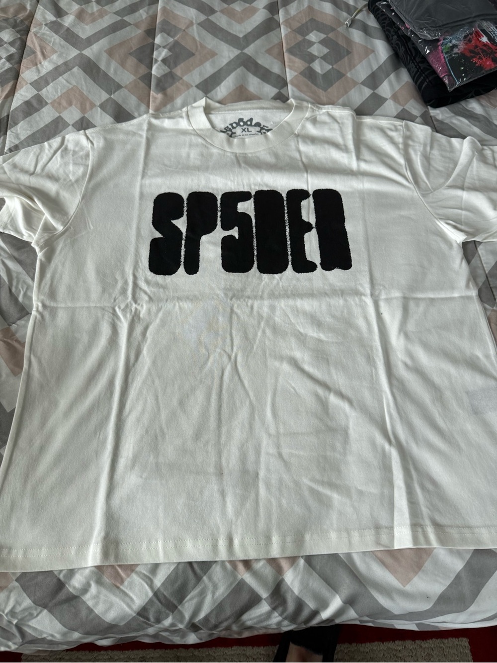 Sp5der Men's White Short-Sleeve Focused Graphic Tee with Bold Black Logo